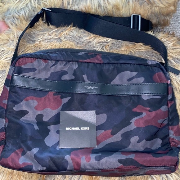 Michael Kors Black Camo Messenger Bag Men’s - Picture 1 of 7